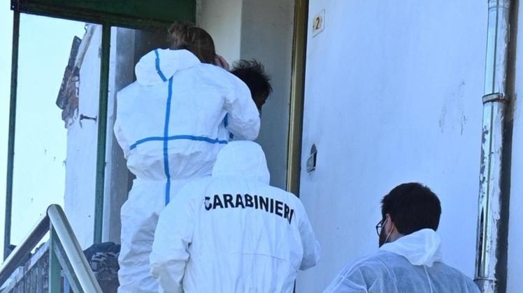 Le indagini dei carabinieri nel luogo dell'omicidio