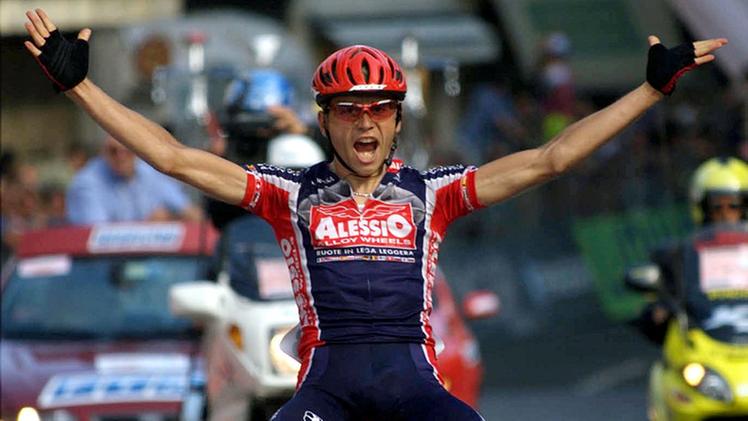 Pietro Caucchioli mentre vince a Sanremo la tappa del Giro d'Italia 2001