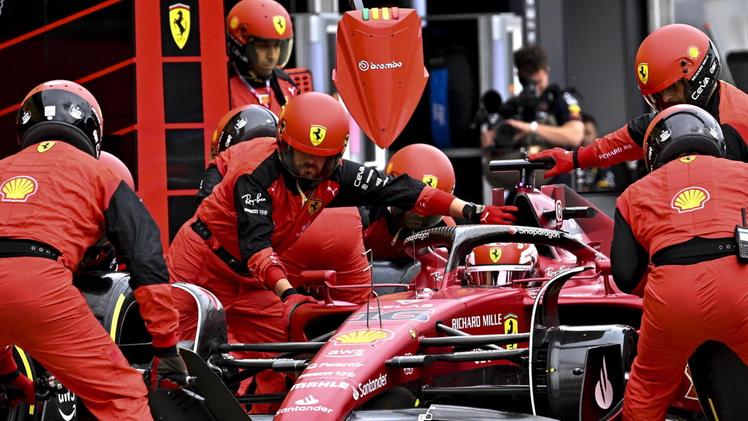Il pilota della Ferrari al box dei meccanici di Maranello al gran premio di Ungheria