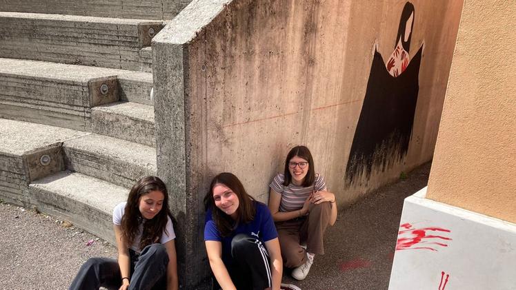 Indizi  Le tre studentesse  davanti al murales che hanno realizzato, accando tracce di sangue e impronte rosseIl vicoletto  La donna colpita che si nasconde   FOTO PECORA