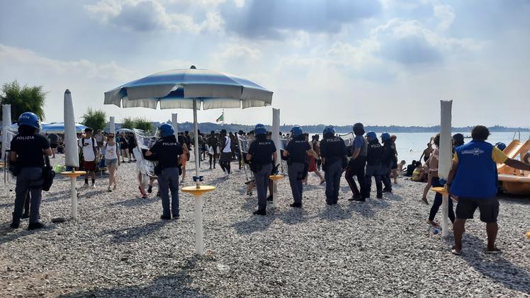 Polizia in spiaggia in assetto antisommossa il 2 giugno a Peschiera