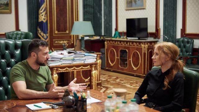 Jessica Chastain con il presidente ucraino Zelensky