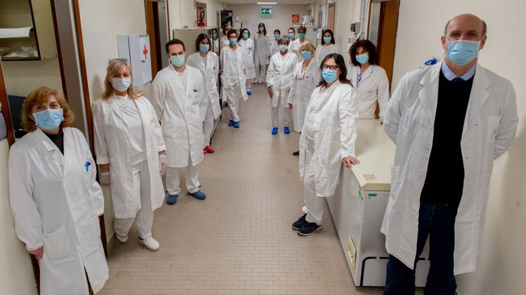 Il servizio di microbiologia dell'ospedale Policlinico di Borgo Roma. Nella foto il professor Davide Gibellini con il suo team