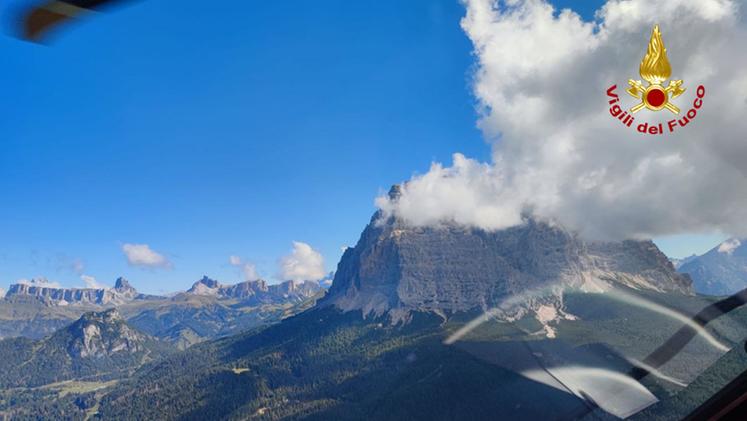 Le nube di detriti ripresa dall'elicottero in seguito al crollo sul Monte Pelmo (Foto Vvf)