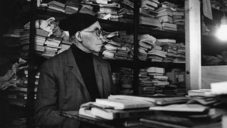 Don Alberto Benedetti con i suoi libri