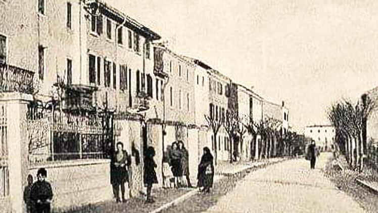 Via Benito Mussolini negli anni Trenta a Pescantina. Al piano terra dell’edificio in fondo c’era l’osteria California