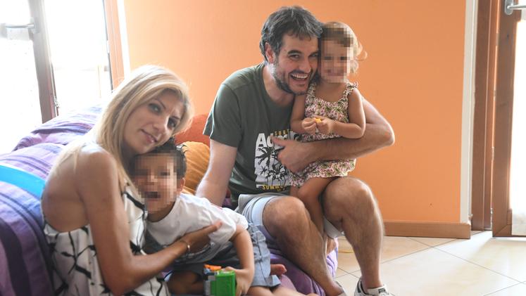 Sara e Flavio Tessari con i loro due bambini, Lorenzo e Nina (Foto Pecora)