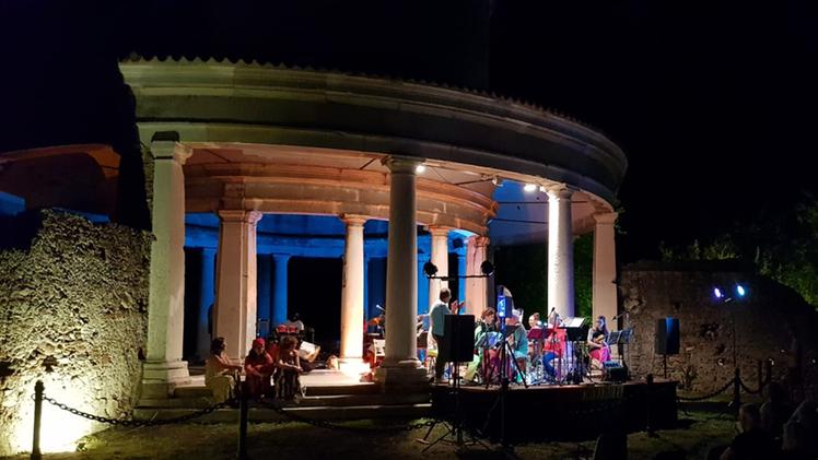 L'Orchestra Mosaika durante il concerto al lazzaretto (foto Pezzani)