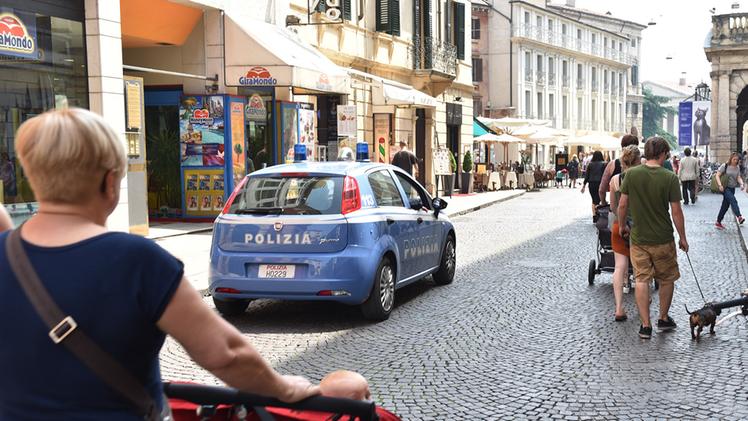 Un gruppo di tre giovani ha provocato e ferito uno dei due poliziotti a passeggio liberi dal servizio in via Roma