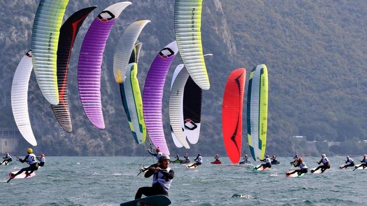 Amanti del kitesurf in azione Gli appassionati degli sport acquatici sono in continuo aumento
