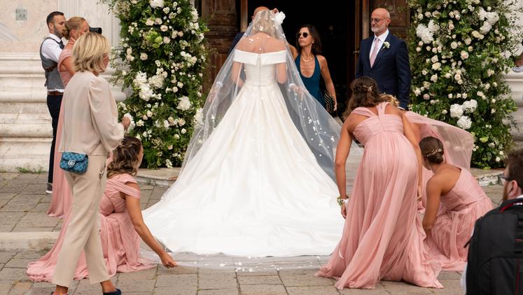 L'abito da sposa di Federica Pellegrini: il prezioso velo era ricoperto da fiorellini tridimensionali (foto Marchiori)