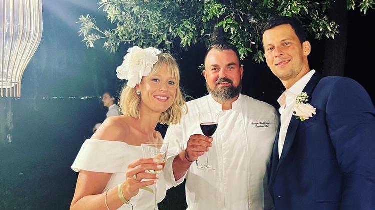Lo chef Giorgio Schifferegger brinda con gli sposi