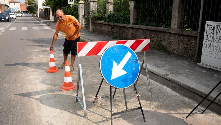 Il chiusino è scomparso sotto l’asfalto steso ieri dagli operai in via San Marco (Marchiori)