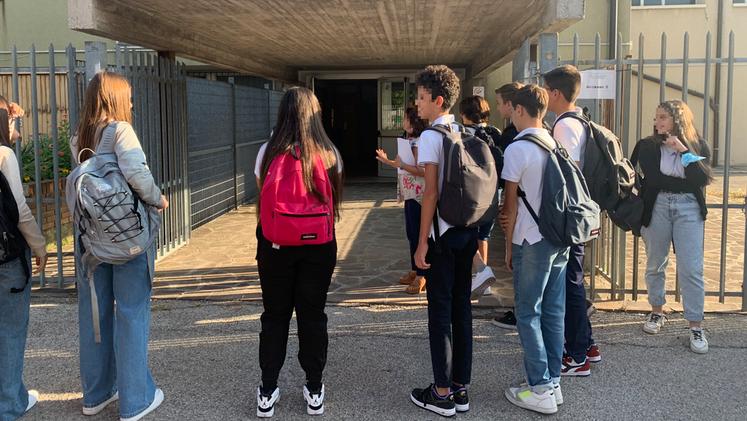 Studenti del primo anno all'ingresso della succursale del liceo Maffei in via Venier