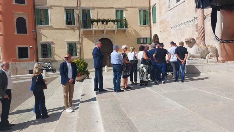Alcune delle persone arrivate in Duomo per i funerali di Andrea Riello