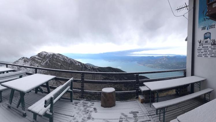 La neve al rifugio Telegrafo sul monte Baldo. In lontananza, il lago di Garda