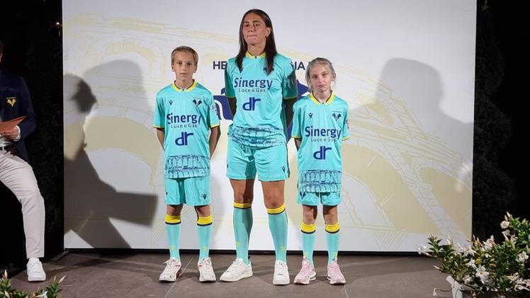 La nuova terza maglia dell'Hellas Verona (fotoExpress)