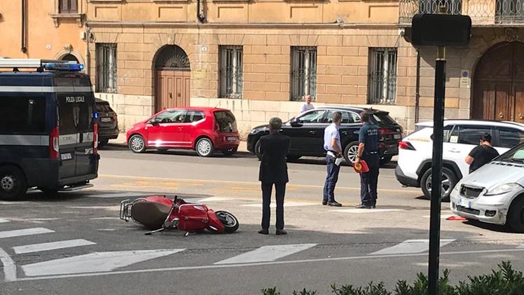 Incidente in via Valverde, ferito lievemente uno scooterista