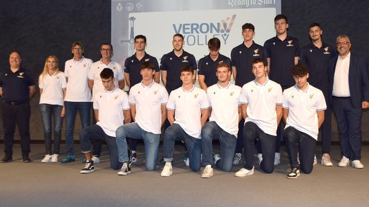 Una rappresentanza della WithU Verona, la formazione che parteciperà alla Superlega, con alcuni ragazzi delle giovanili SERVIZIO FOTOEXPRESSLeandro Mosca, con l’oro mondiale, e Lorenzo Dallari
