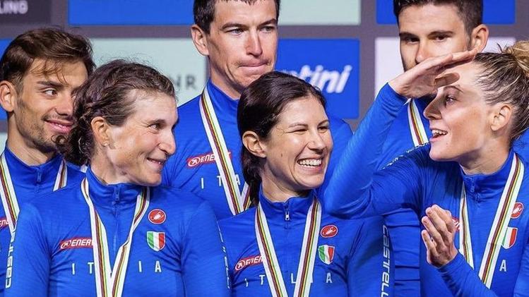 L’Italia sul podio Elena Cecchini, al centro, festeggia con gli altri azzurri  l’argento mondiale nella staffetta mistaCoppia d’oro del ciclismo Elisa Cecchini sposerà il 22 ottobre Elia Viviani