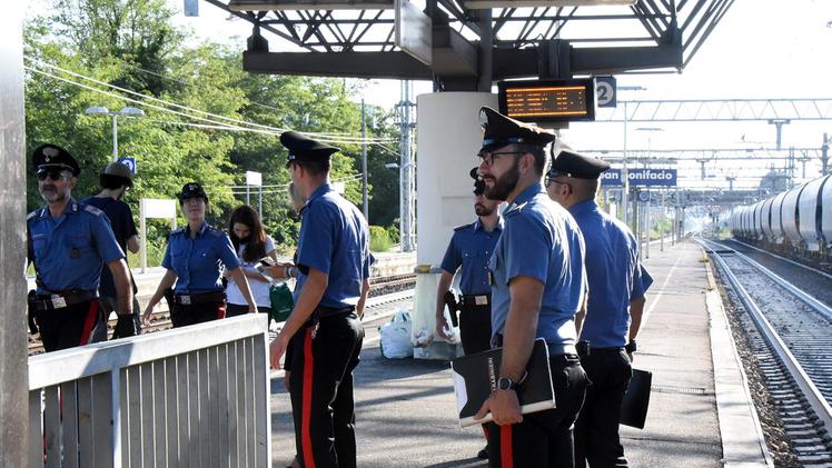 Carabinieri durante un controllo della scorsa estate alla stazione di San Bonifacio