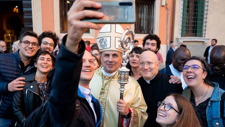 Il bagno di folla per il nuovo vescovo, monsignor Domenico Pompili