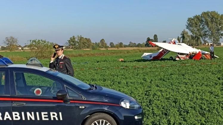 Il Cessna spezzato dopo l’impatto al suolo: la tragedia è avvenuta nel Mantovano