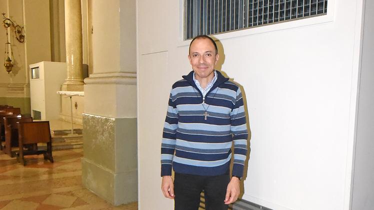 Don Stefano davanti all’impianto del riscaldamento installato nel Duomo di Cologna (Foto Dienne)