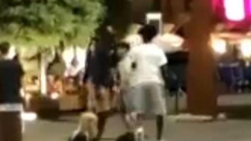 Il video Un’immagine tratta dal video di un pestaggio in strada