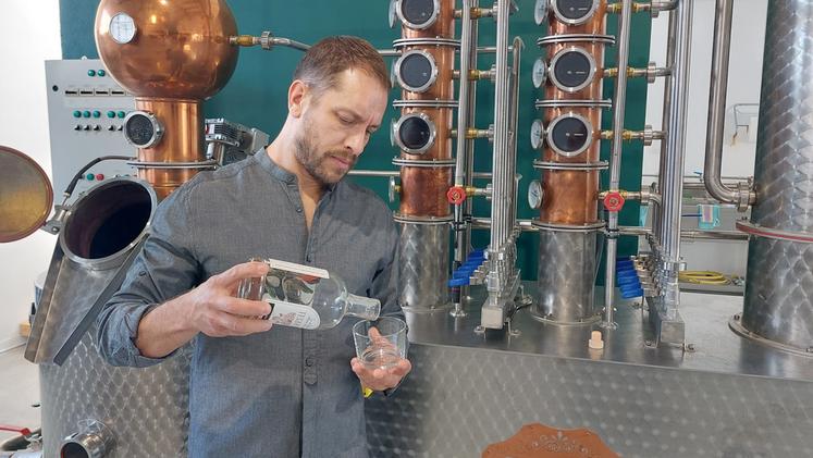 Alessandro Zaghi nella sua distilleria Zona B