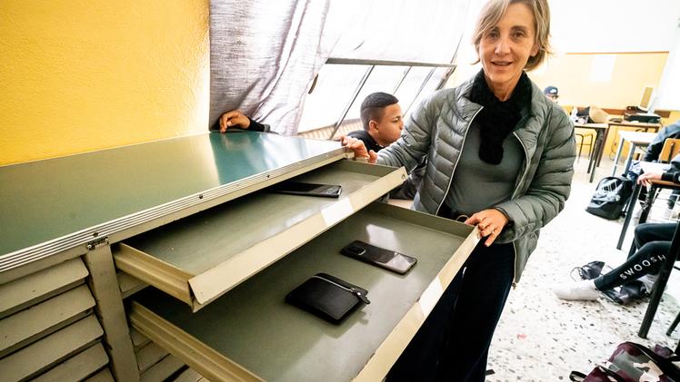 La dirigente Irene Grossi davanti alla cassettiera dove i ragazzi depositano i cellulari