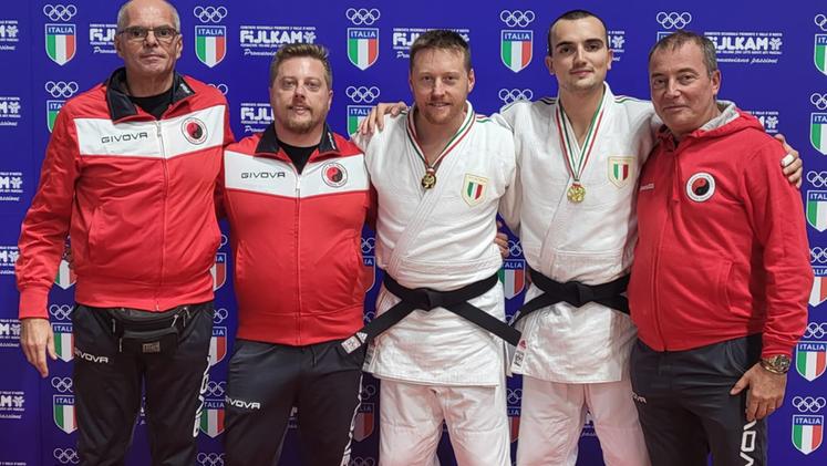 Tommasi e Gainelli, oro italiano kata judo, con lo staff tecnico (Castagna)