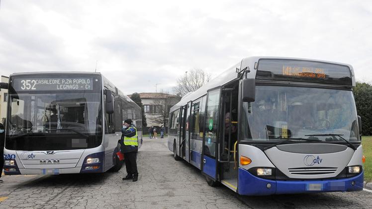 I bus extraurbani dell’Atv fermi al terminal di Porto per portare gli studenti nei proprio paesi