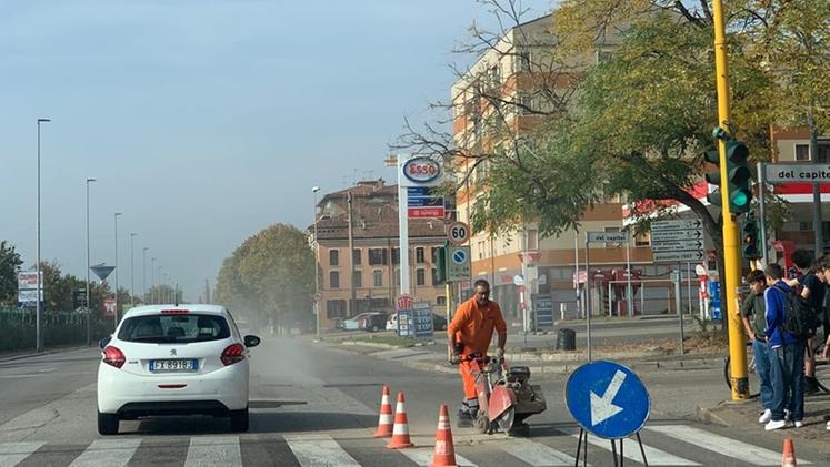 Lavori posizionamento nuova segnaletica all'altezza di via Capitel in via Unità d'Italia