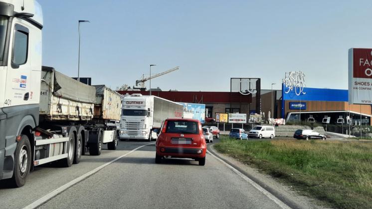 Mezzi pesanti e traffico sulla strada regionale 450 tra Affi e Peschiera
