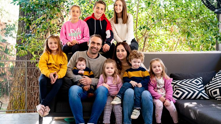Giorgia, il marito Mirko e gli otto figli (foto Marchiori)