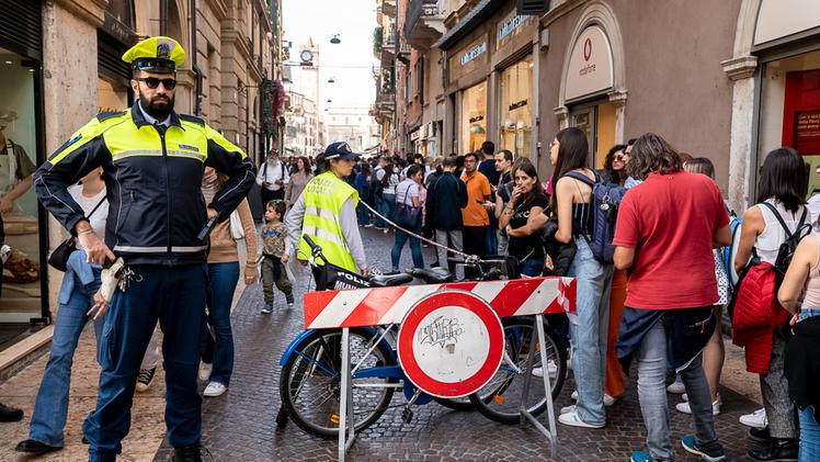 La Polizia Locale gestisce il transito pedonale in uno dei punti più critici, davanti alla Casa di Giulietta (Marchiori)