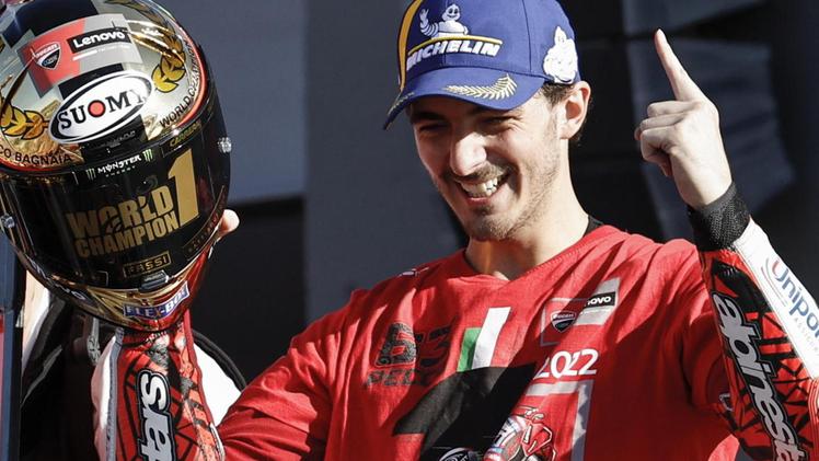 Francesco Bagnaia festeggia la vittoria del mondiale di Moto Gp su Ducati