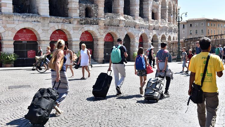 Turisti in piazza Bra a Verona