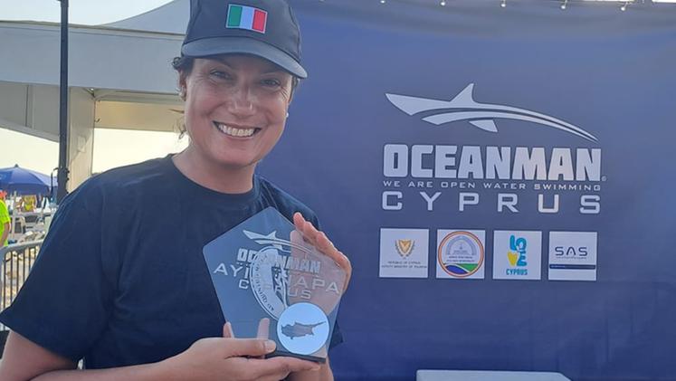 Alice Faccini con il trofeo vinto a Cipro