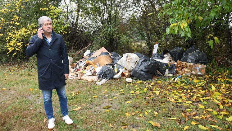 Sefano Farina tra i rifiuti trovati alla risorgiva Liona. È il volontario che l’ha pulita per otto anni