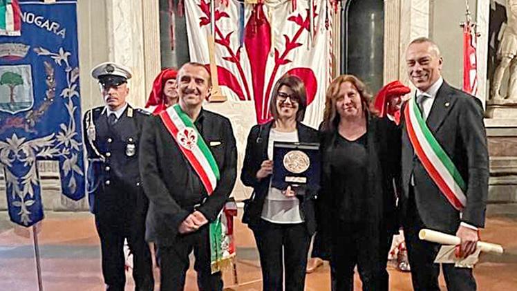 Cerimonia a Firenze Paola Padovani con la targa assegnata al padre