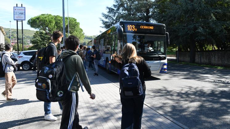 Studenti attendono un autobus Atv