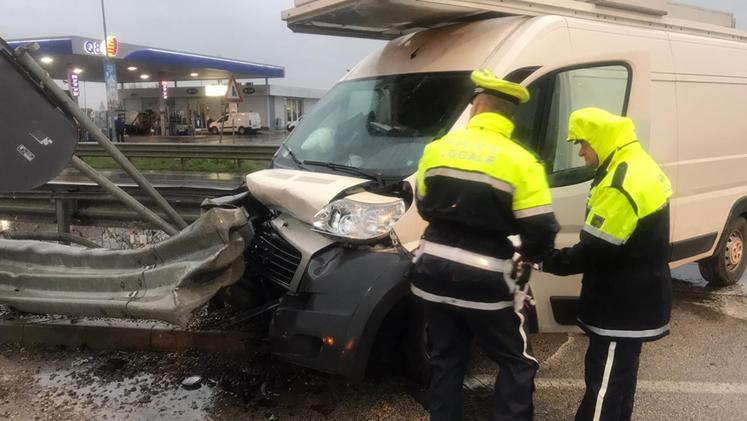 Un incidente sulla Porcilana: il conducente ha perso il controllo del mezzo a causa della pioggia