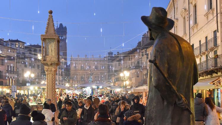 La statua di Berto Barbarani, che si gode la sua Verona: il bronzo è situato in piazza Erbe dal 2004