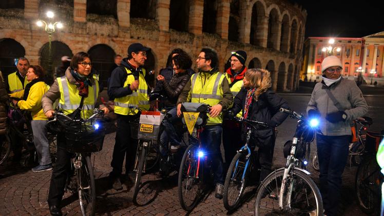 Gli Amici della Bicicletta in piazza Bra con le luci accese