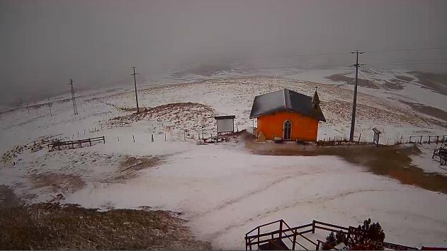 Neanche due centimetri di neve in Lessinia: qui il Rifugio Primaneve stamattina