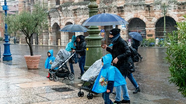 Turisti in Bra sotto la pioggia