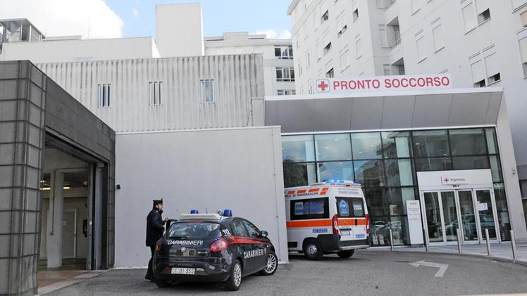 L’arrivo dei carabinieri al Pronto soccorso: il 21enne rapinato è stato medicato all’ospedale di Legnago
