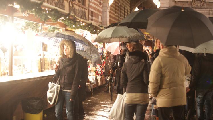 Pioggia sui mercatini di Natale nel ponte dell'Immacolata